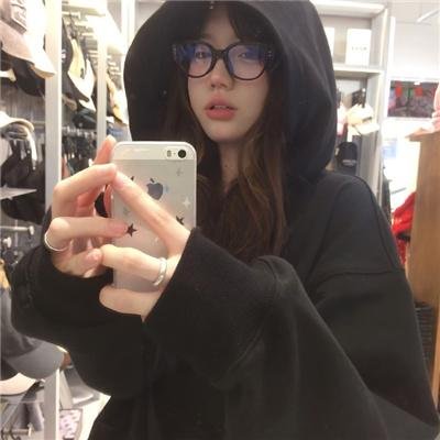 弘大春晓 海报